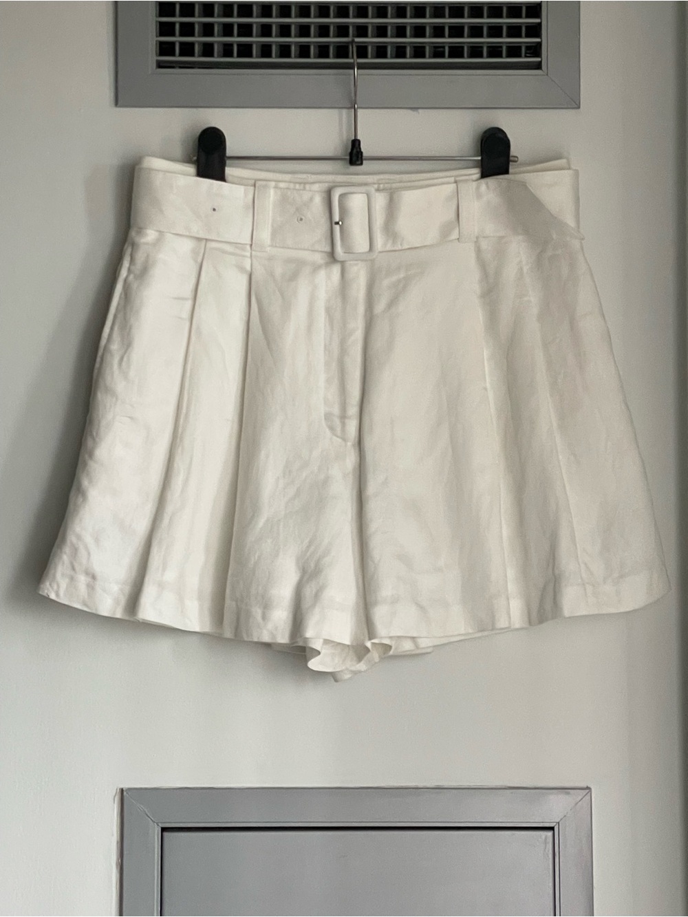 CLUB MONACO White Belted Pleated Shorts
